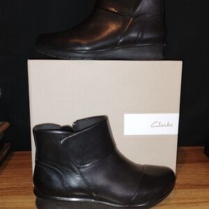 Clarks Women's Hope Track Black Leather Ankle Boots Side Zip SZ 7